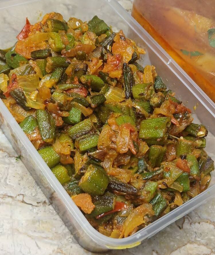 Spicy Bhindi Pyaz Tamatar Recipe (Okra with Onion and Tomato, Not Slimy)