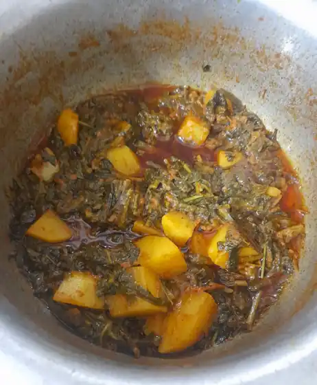 Aloo Palak Recipe (Pakistani Potato and Spinach Curry, Dhaba Style)