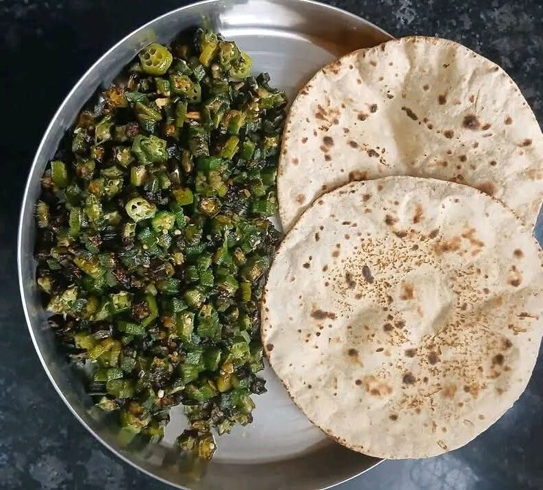 Tawa Bhindi Recipe (Simple Okra Fry with Garlic and Green Chillies)